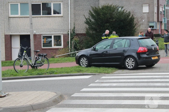 Fietser en automobilist in botsing
