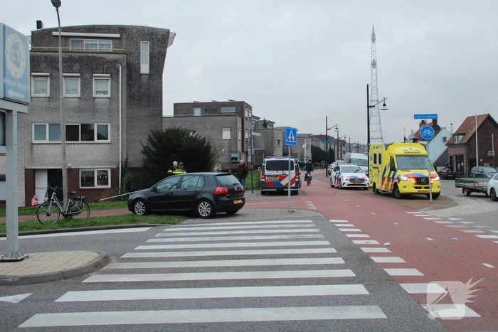 Fietser en automobilist in botsing