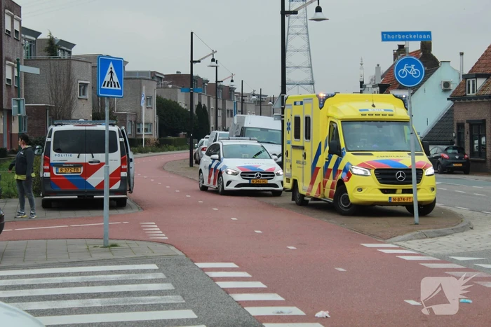 Fietser en automobilist in botsing