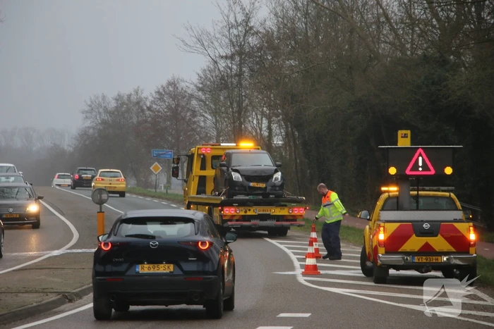 Auto getakeld na kop-staartbotsing