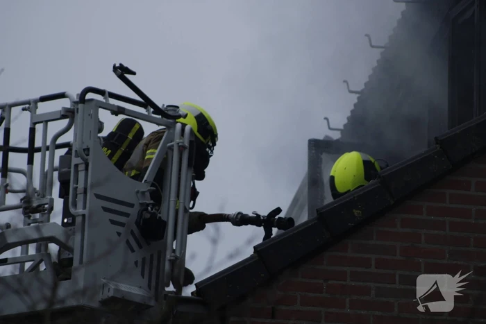 Zolderverdieping van woning verwoest door brand