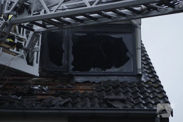 Zolderverdieping van woning verwoest door brand