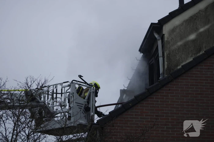 Zolderverdieping van woning verwoest door brand