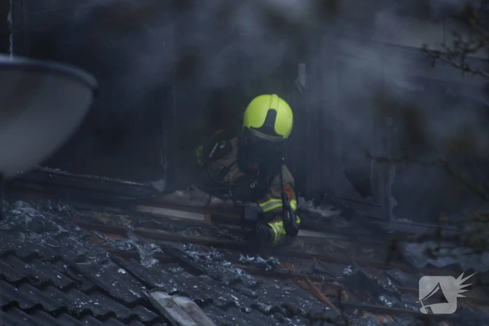Zolderverdieping van woning verwoest door brand