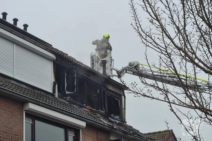 Zolderverdieping van woning verwoest door brand