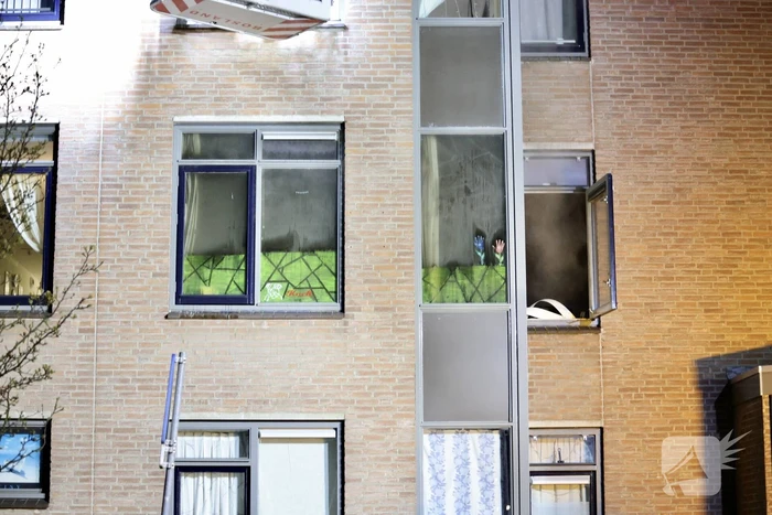 Meerdere bewoners gered bij hevige woningbrand