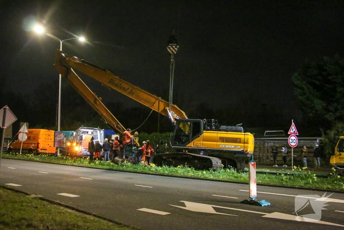 Te water geraakte graafmachine geborgen