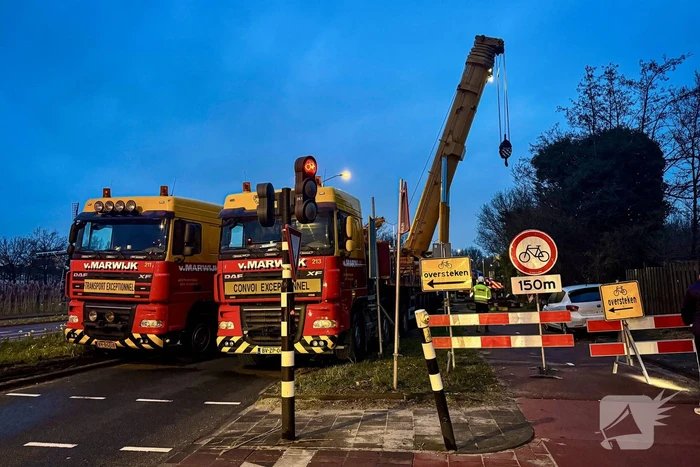 Te water geraakte graafmachine geborgen