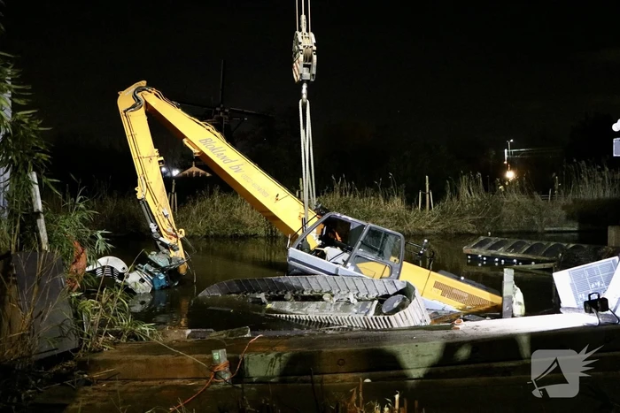 Te water geraakte graafmachine geborgen