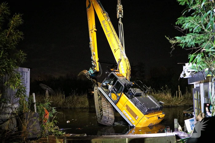 Te water geraakte graafmachine geborgen