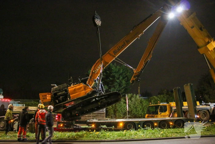 Te water geraakte graafmachine geborgen
