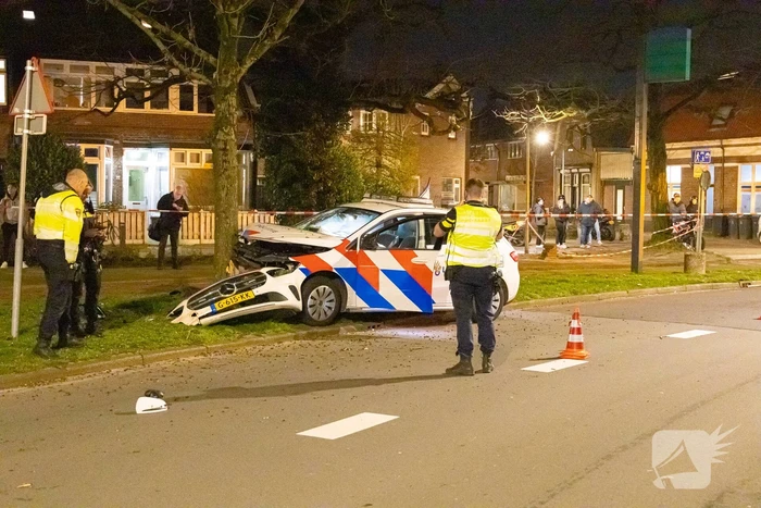 Twee agenten gewond na frontale botsing met boom