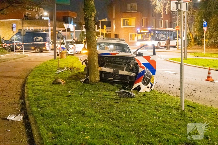 Twee agenten gewond na frontale botsing met boom