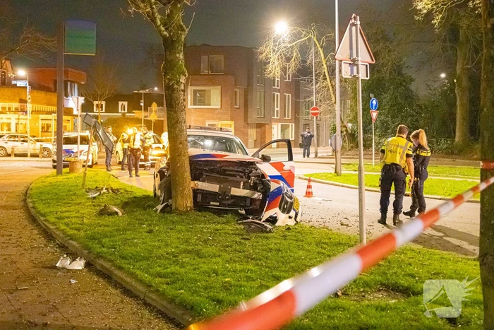 Twee agenten gewond na frontale botsing met boom