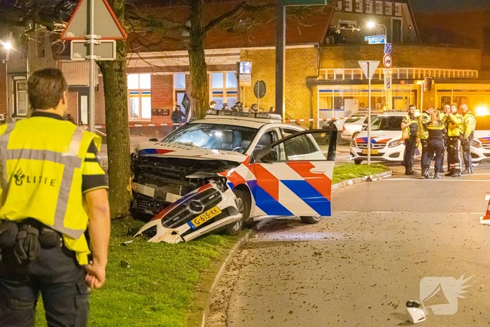 Twee agenten gewond na frontale botsing met boom