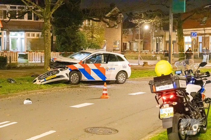 Twee agenten gewond na frontale botsing met boom