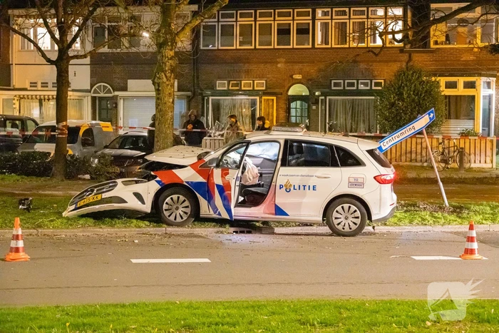 Twee agenten gewond na frontale botsing met boom