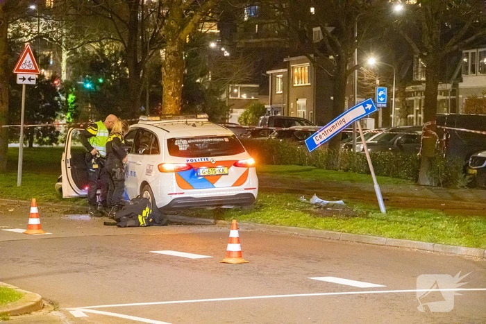 Twee agenten gewond na frontale botsing met boom