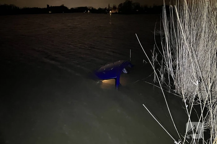 Automobilist verliest macht over stuur en belandt in het water