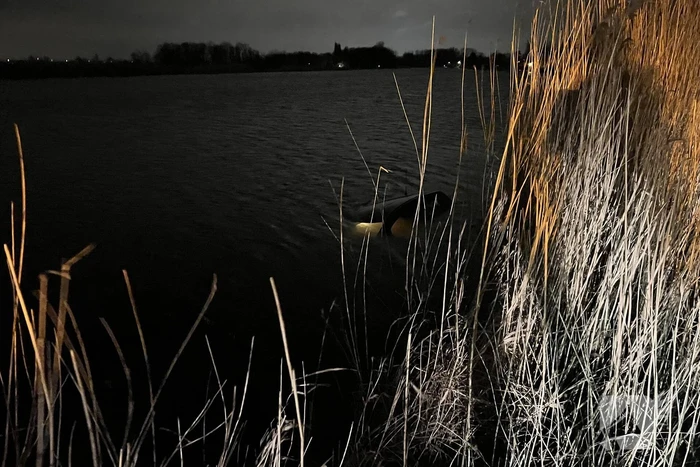Automobilist verliest macht over stuur en belandt in het water