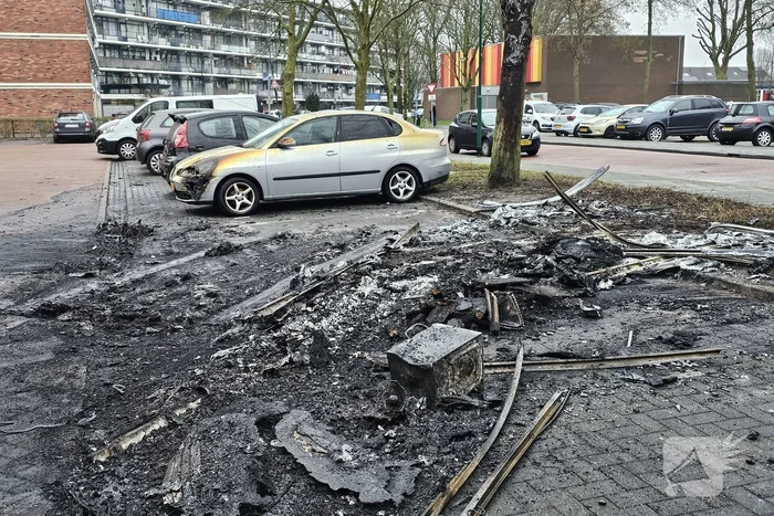 Meerdere voertuigen door brand verwoest