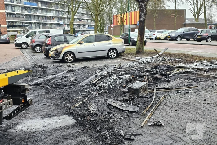 Meerdere voertuigen door brand verwoest