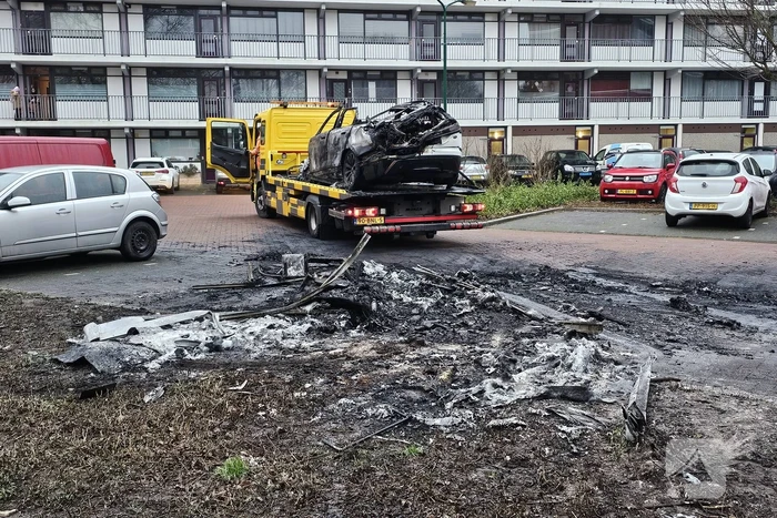 Meerdere voertuigen door brand verwoest
