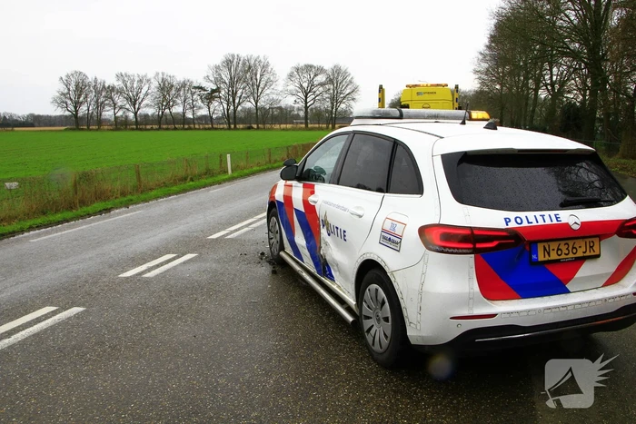 Politie voertuig en personenauto botsen op elkaar