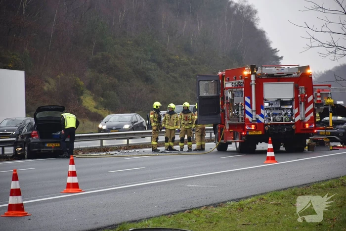 Auto vliegt in brand na ongeval op snelweg