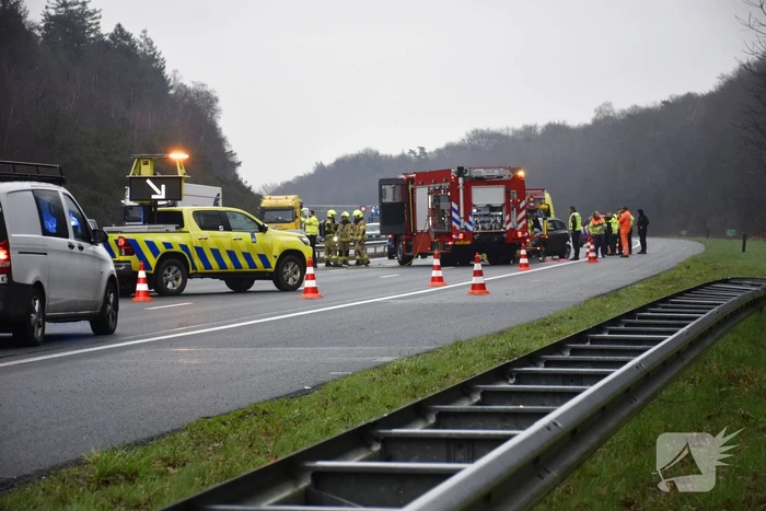 Auto vliegt in brand na ongeval op snelweg