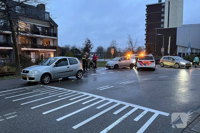 Fietser hard ten val in gladde bocht