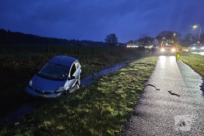Automobilist belandt in sloot