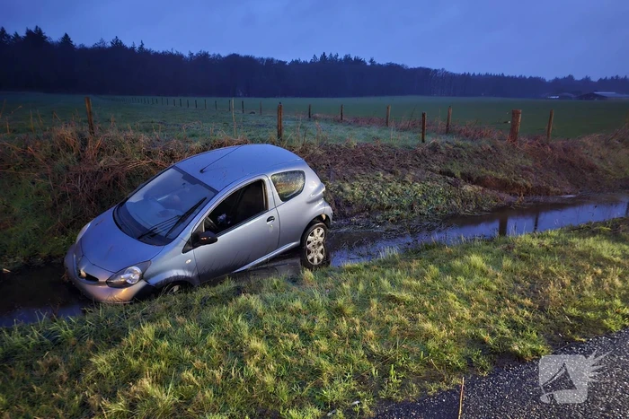 Automobilist belandt in sloot