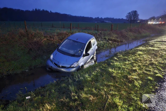 Automobilist belandt in sloot