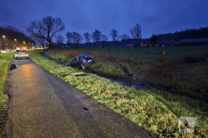 Automobilist belandt in sloot