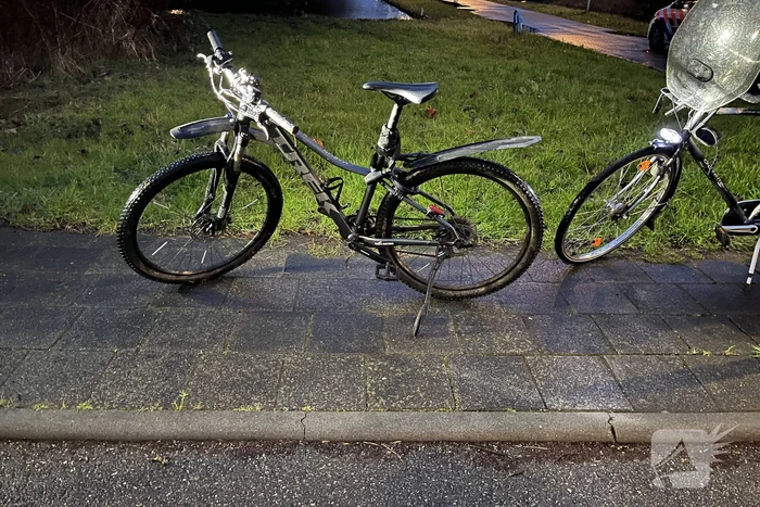 Scooterrijder en fietser in botsing