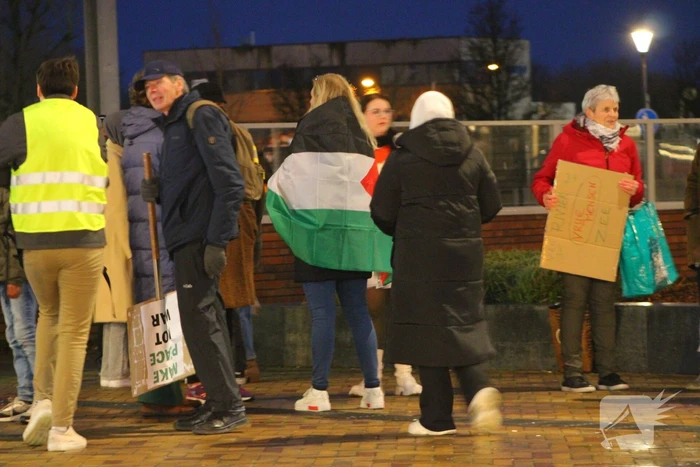 Kleine pro Palestina demonstratie bij treinstation