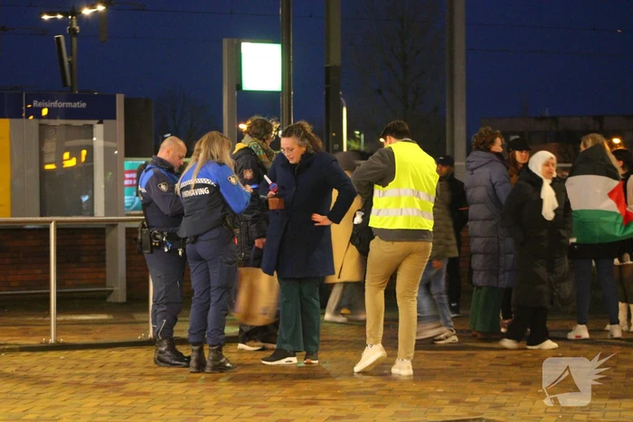 Kleine pro Palestina demonstratie bij treinstation