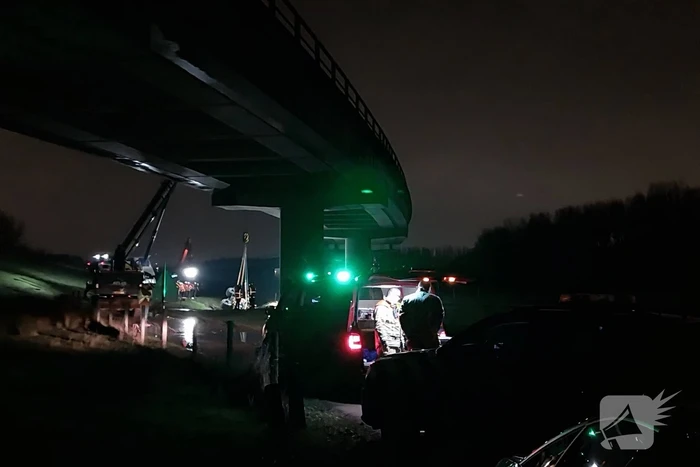 Graafmachine zakt weg in berm boven gasleidingen