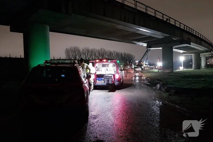 Graafmachine zakt weg in berm boven gasleidingen