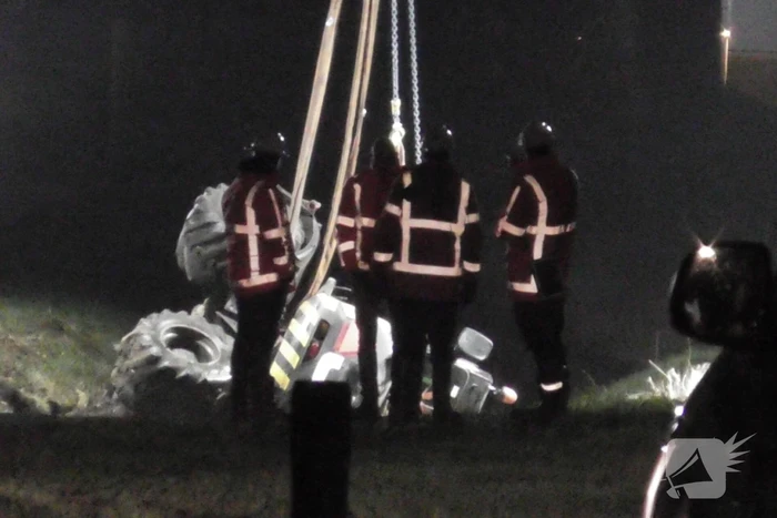 Graafmachine zakt weg in berm boven gasleidingen