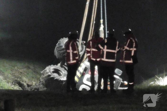 Graafmachine zakt weg in berm boven gasleidingen