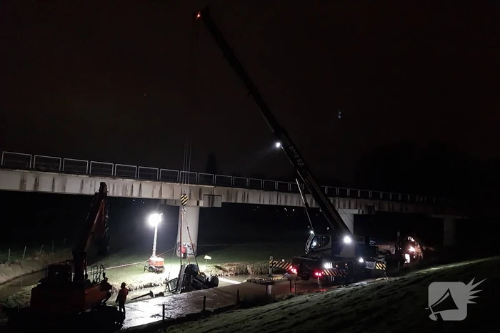Graafmachine zakt weg in berm boven gasleidingen