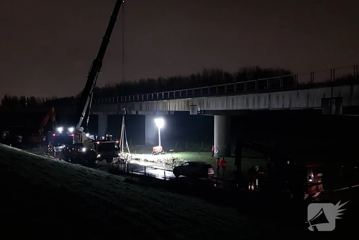 Graafmachine zakt weg in berm boven gasleidingen