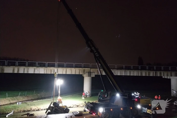 Graafmachine zakt weg in berm boven gasleidingen