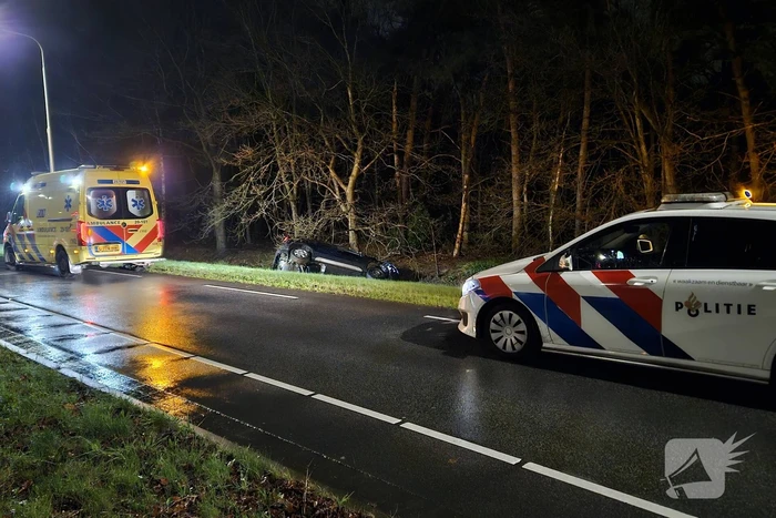 Automobilist belandt in sloot na ongeval