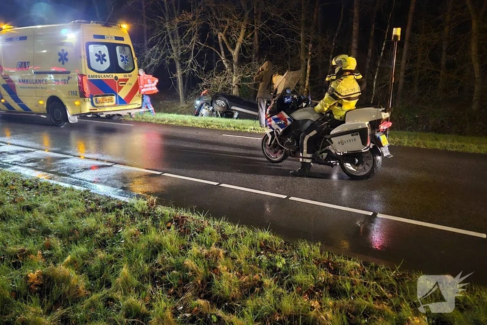 Automobilist belandt in sloot na ongeval