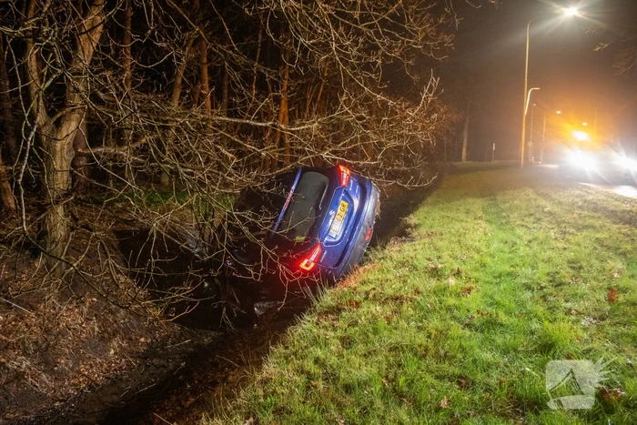 Automobilist belandt in sloot na ongeval