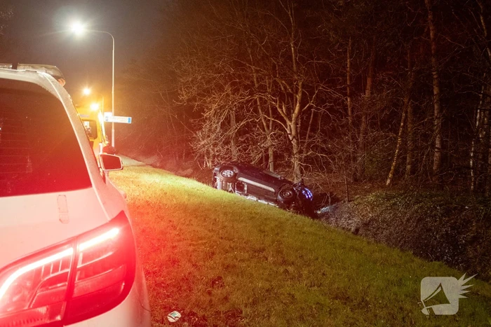 Automobilist belandt in sloot na ongeval
