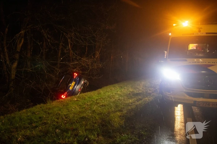Automobilist belandt in sloot na ongeval